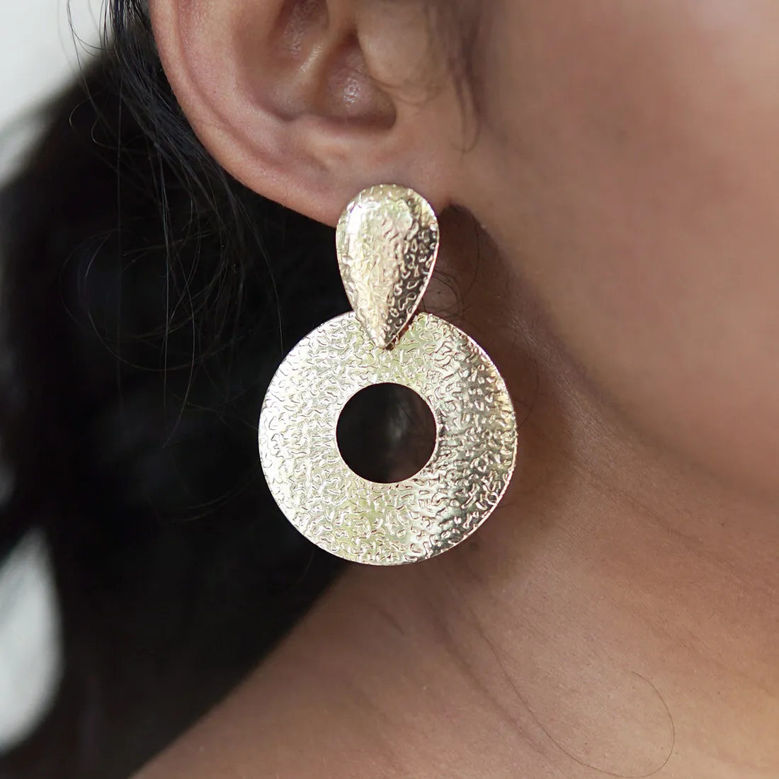 CONTEMPORARY OVERSIZED TEXTURED GOLD-TONED CIRCULAR DROP EARRINGS
